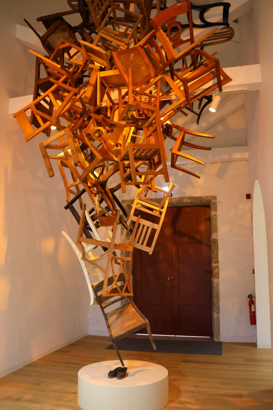 Escultura site specific, 2026 Socas, 60 cadeiras de madeira