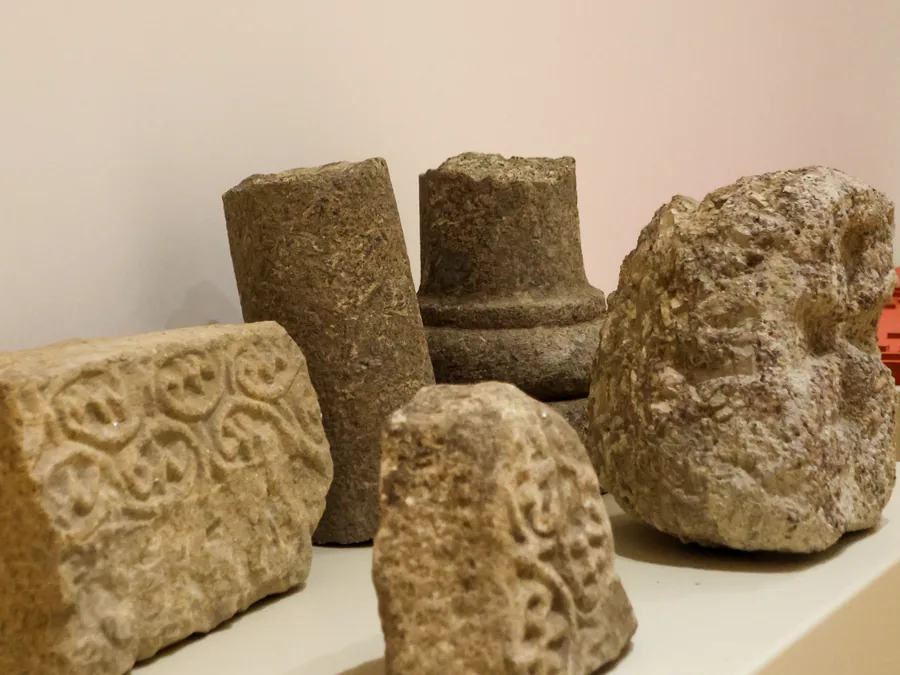 Peças Arqueológicas | Igreja primitiva do Mosteiro, Baixa Idade Média