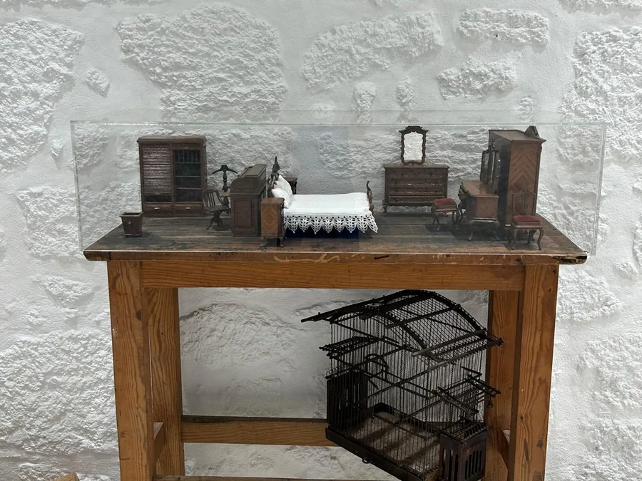 Miniaturas de mobiliário e Gaiola de pássaros | Carmindo Nunes e Fernando Augusto Meireles